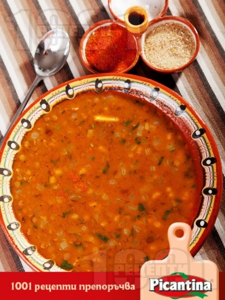 Вкусна класическа супа / чорба от леща с лук, моркови и чесън със запръжка от брашно и червен пипер - снимка на рецептата